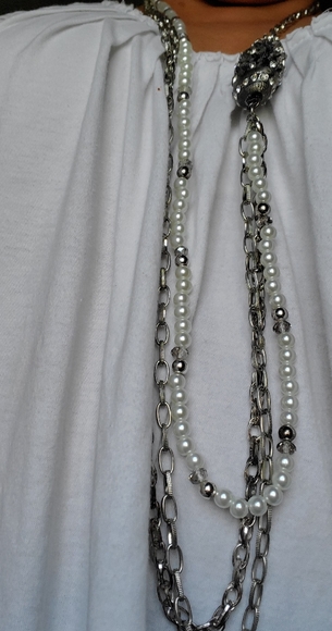 Necklace triple strap silver tone pearls & charm. - Picture 7 of 7